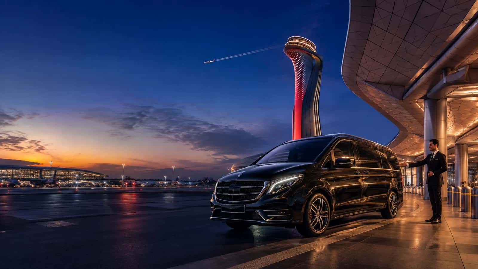İstanbul Havalimanı terminalinde bekleyen siyah Mercedes VIP transfer aracı ve profesyonel şoför