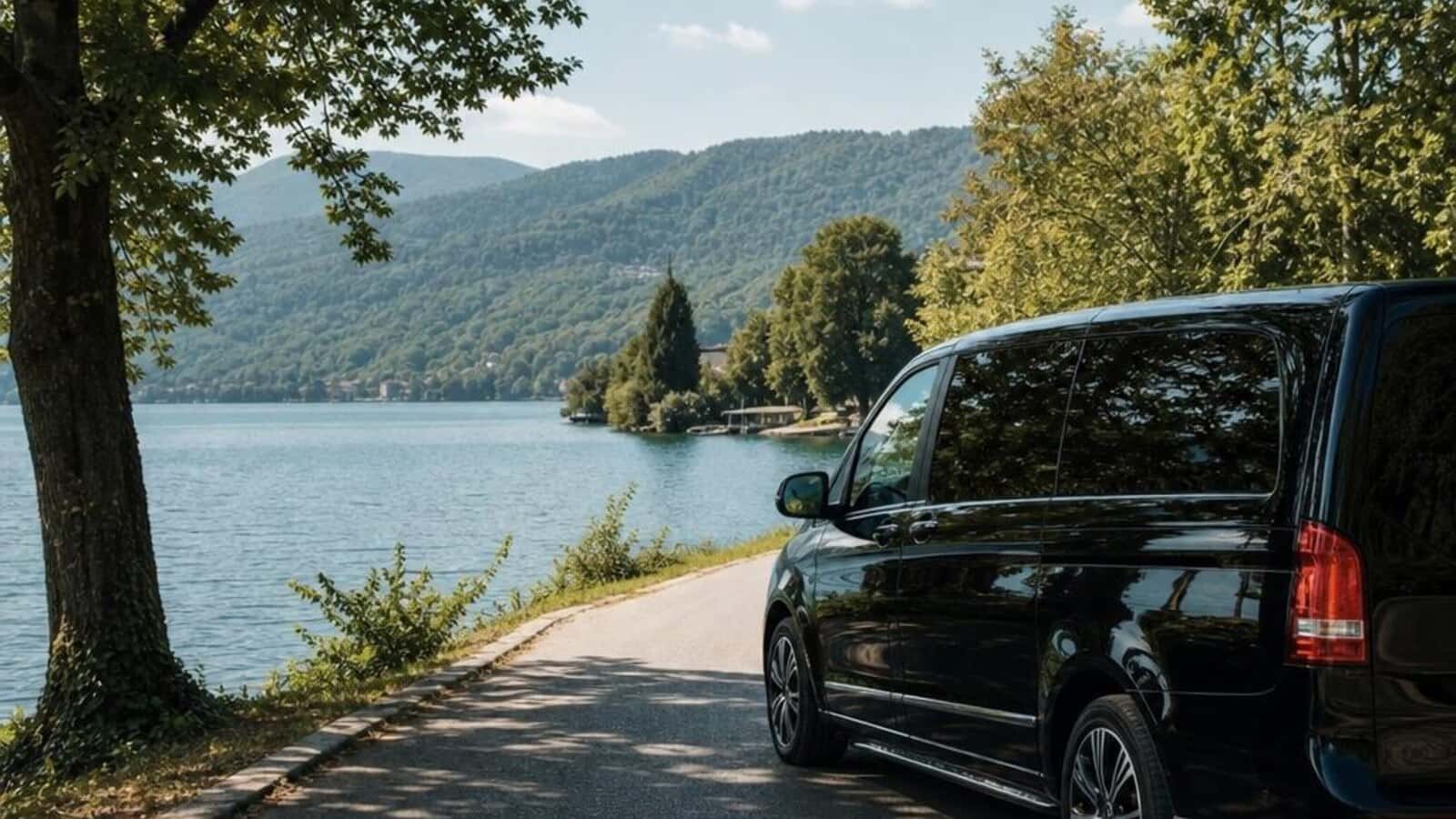 Sapanca Gölü yakınındaki yeşil yolda VIP transfer aracı.