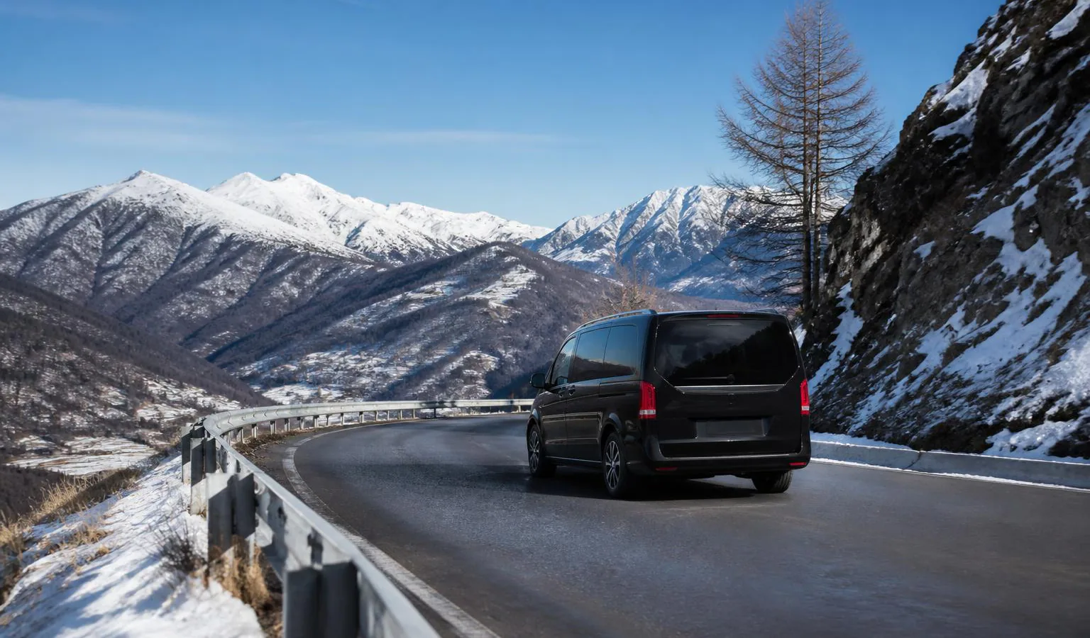 Uçakla ulaşılan bir kayak merkezine giden VIP transfer aracı