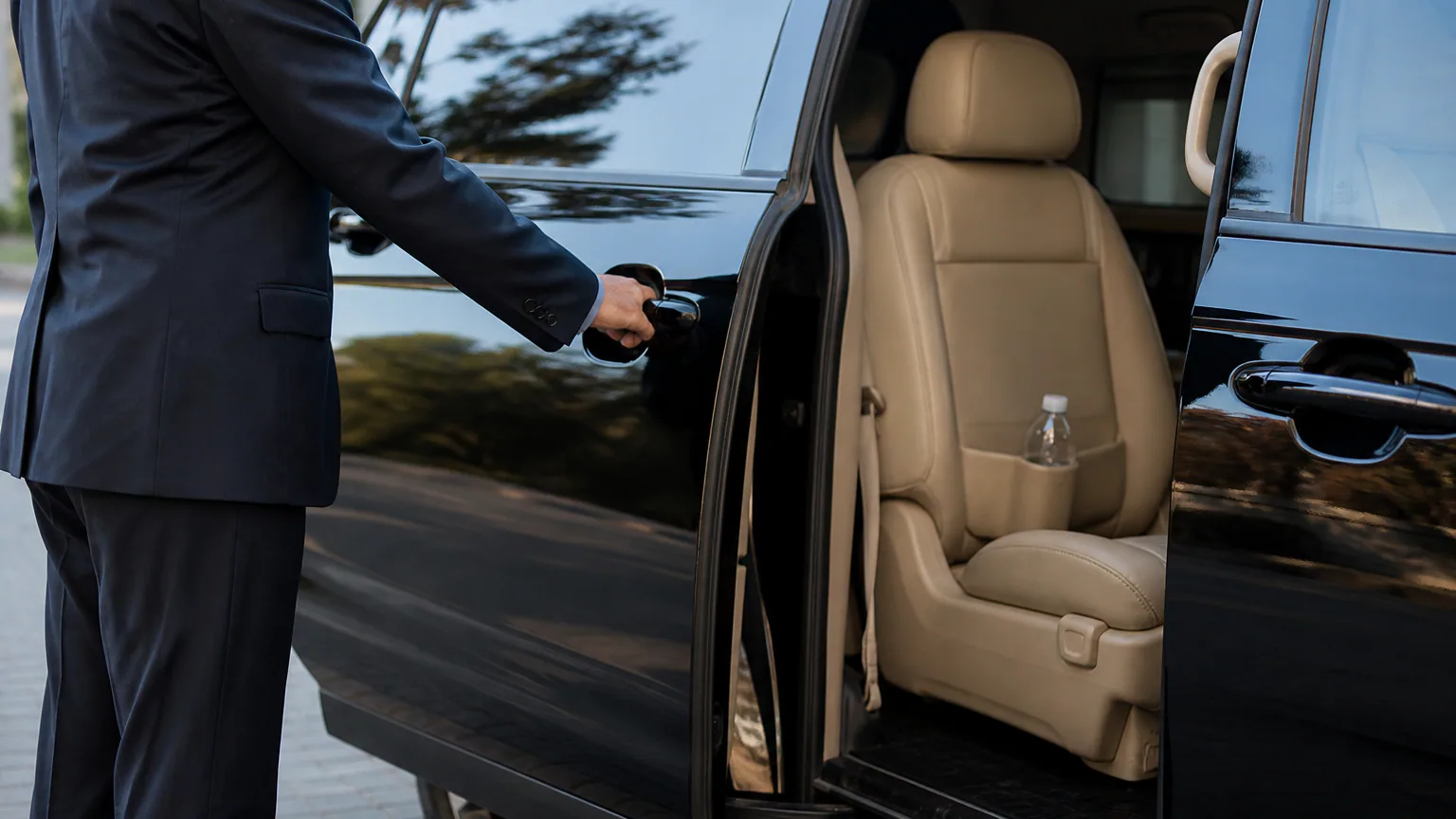 VIP transfer aracının açılan arka kapısı ve yolcu için hazırlanan iç mekan